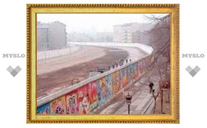 Берлинскую стену решили отремонтировать