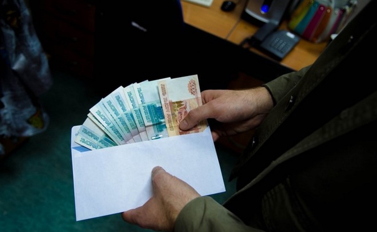 В Щёкино директор предприятия попался на взятке в 100 тысяч рублей