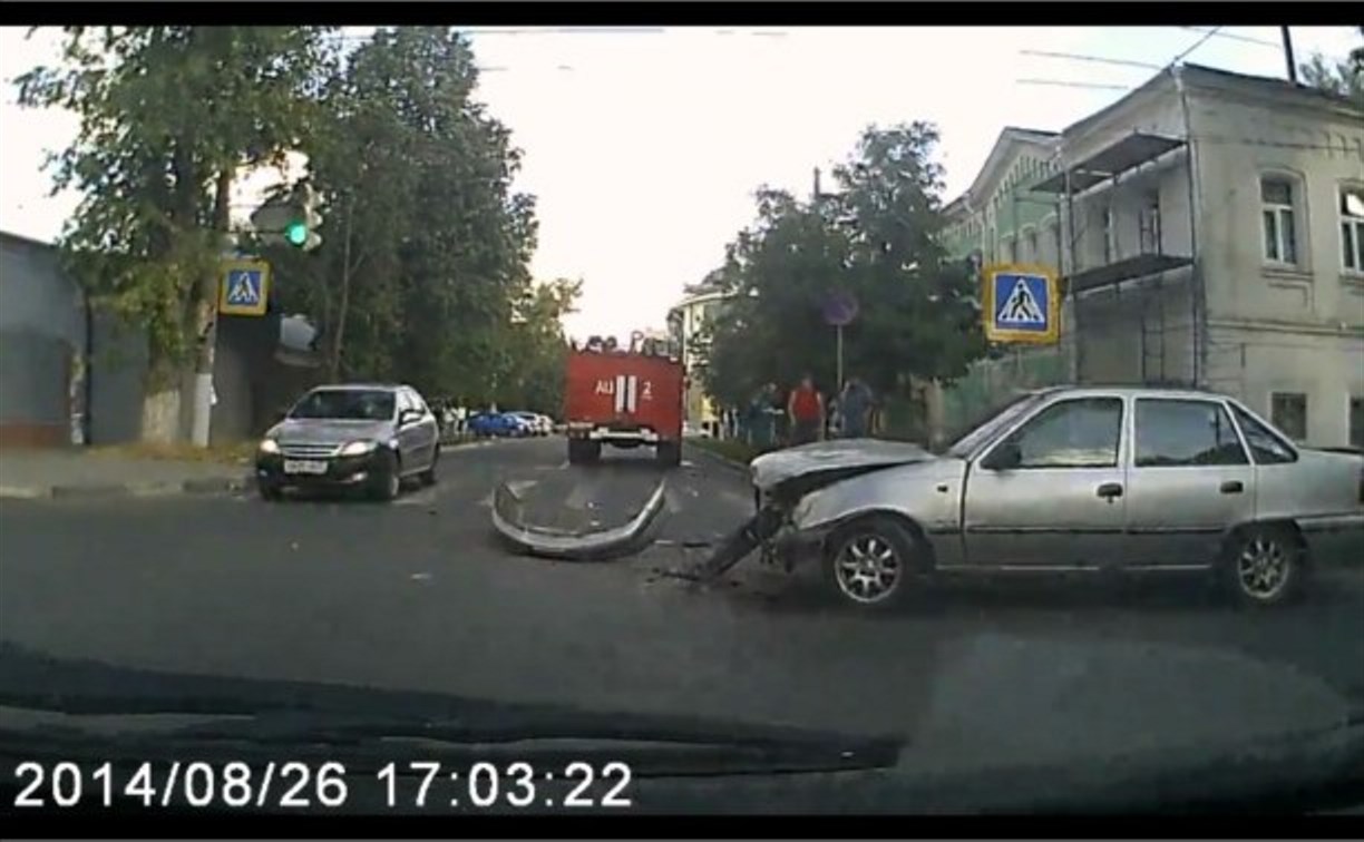 На перекрестке Литейной и Демидовской столкнулись пожарная машина и "Нексия"