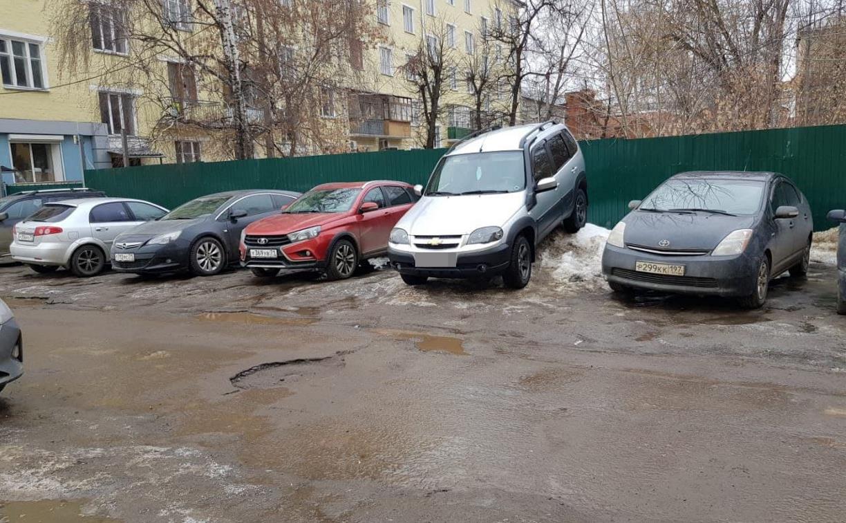 Сугроб парковке не помеха: туляк оставил машину на куче снега и ушел по своим делам