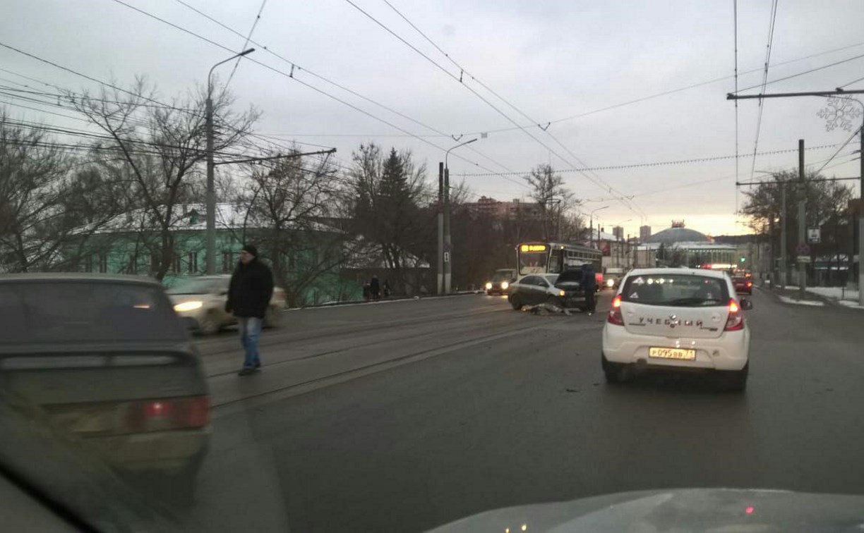 В Туле на Пролетарском мосту столкнулись ВАЗ и Opel