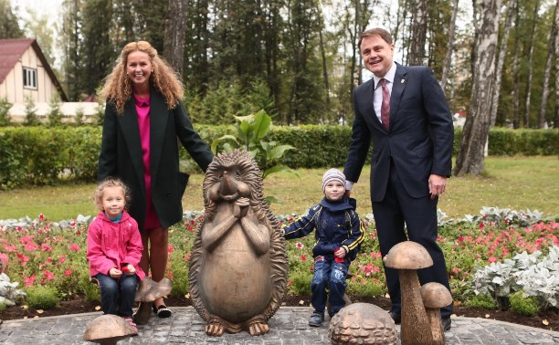 Владимир Груздев с женой открыли в Комсомольском парке «Грибную поляну»