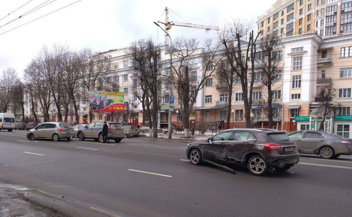 В Туле на проспекте Ленина произошло тройное ДТП