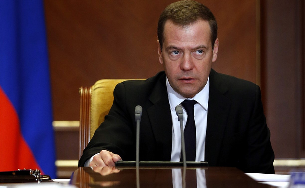 Дмитрий Медведев поручил приостановить продажу непищевого алкоголя