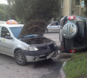 В Туле в результате аварии перевернулся автомобиль