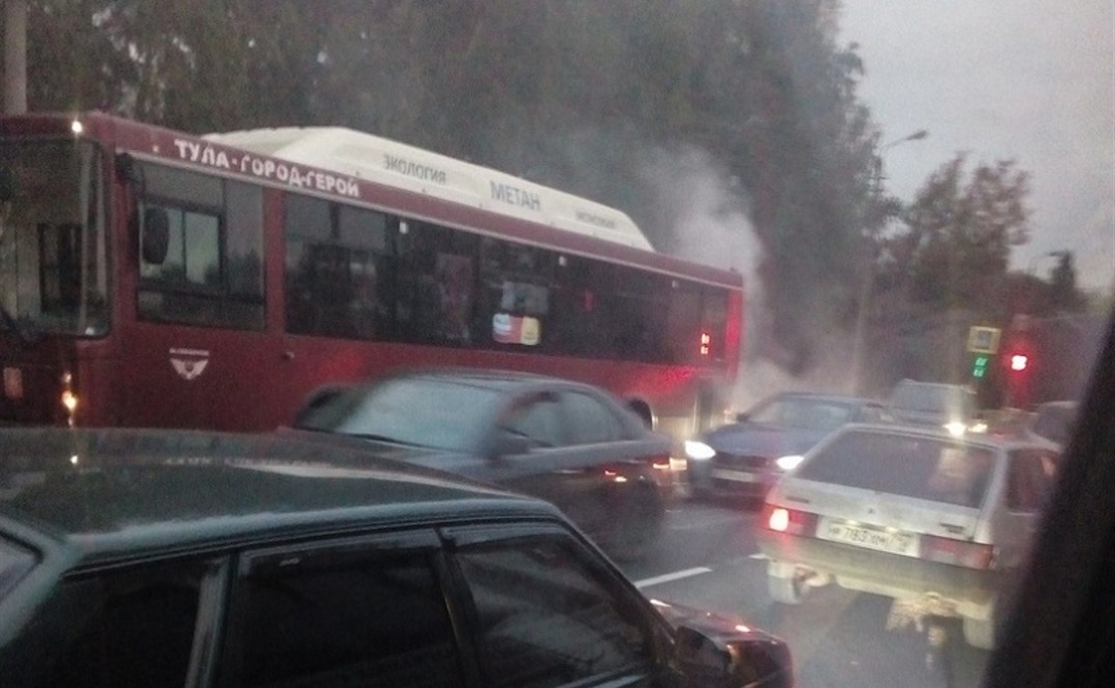 В Туле на улице Кауля загорелся пассажирский автобус