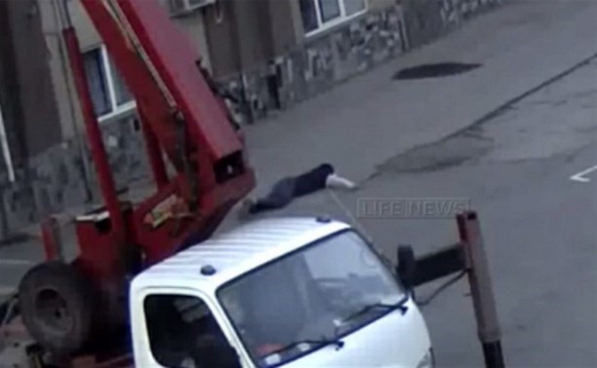 Видеокамеры зафиксировали падение болельщика «Спартака» с крыши стадиона в Туле