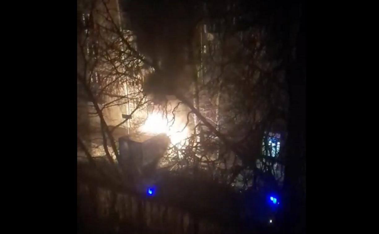 Ночью в Туле на ул. Свободы загорелся автомобиль: видео