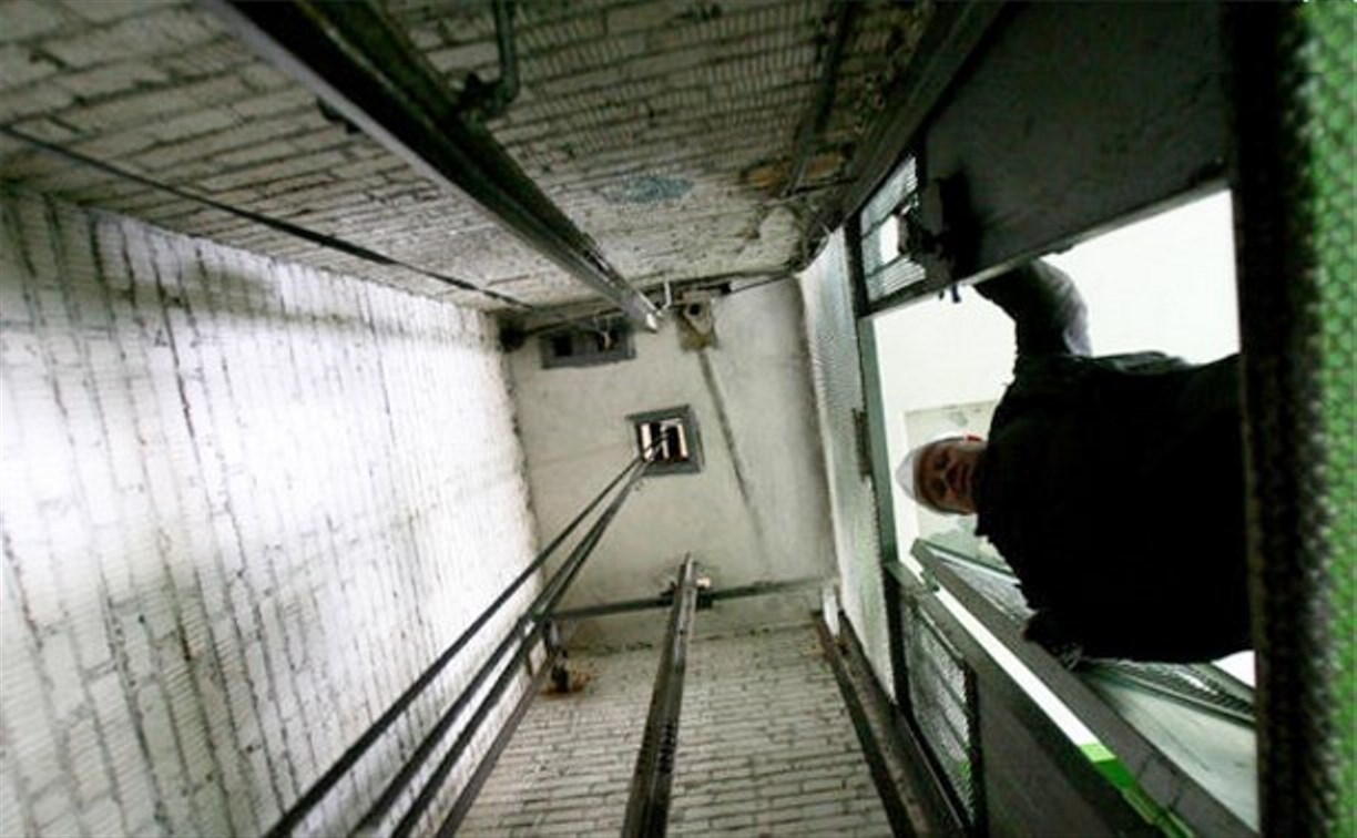 В Заречье мужчина разбился насмерть, упав в шахту лифта новостройки