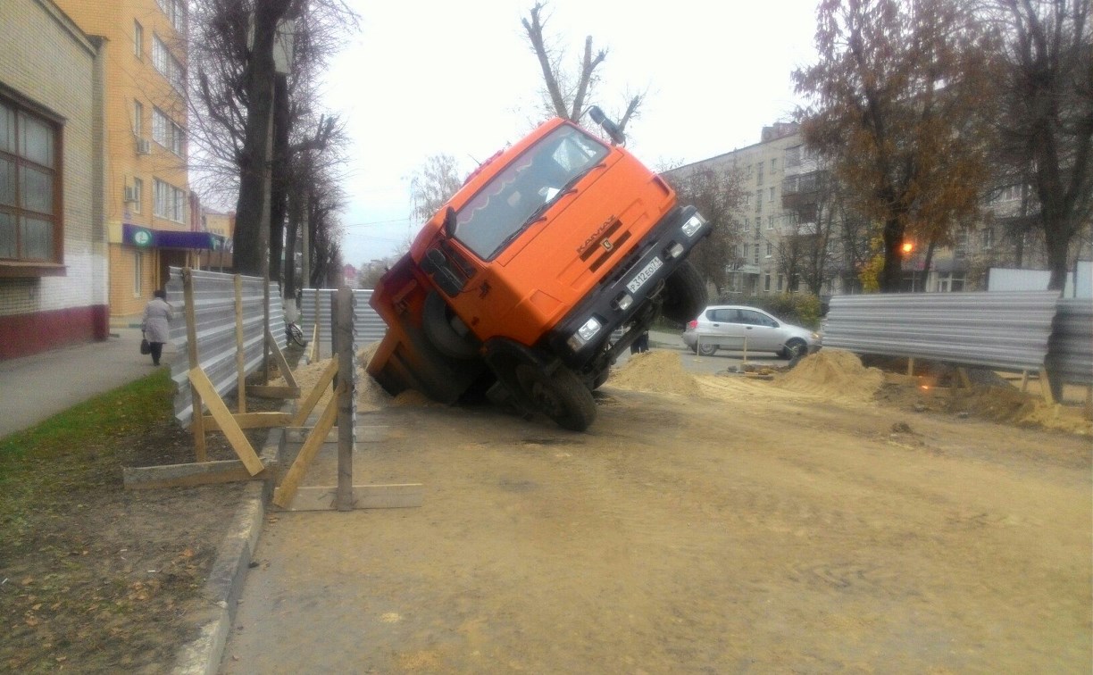 На улице Демонстрации в Туле КамАЗ провалился в яму