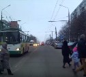 Регистратор заснял, как троллейбус не пропустил пешеходов на ул. Пузакова