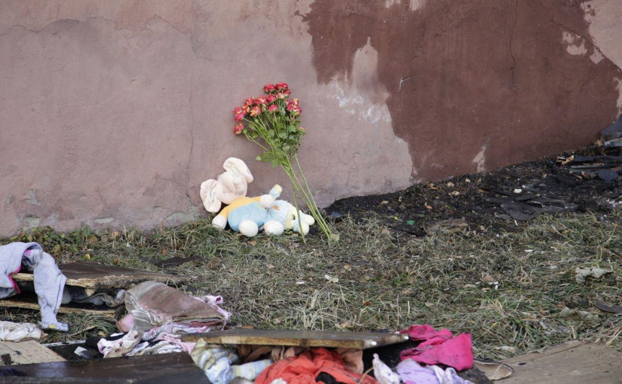 Туляки несут цветы и игрушки к месту страшного пожара, в котором погибли четверо детей