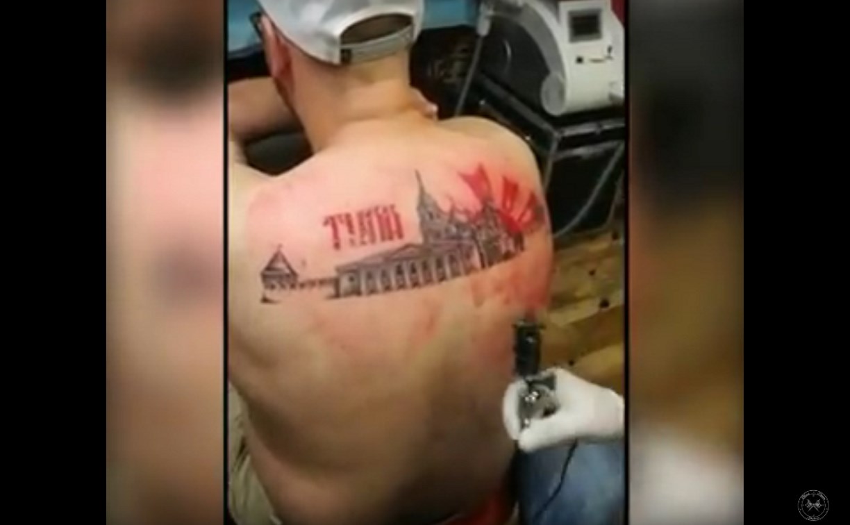 Туляк сделал тату с изображением городского кремля: видео