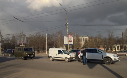 Напротив Могилевского сквера столкнулись три авто