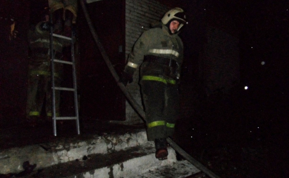 На улице Островского в ночном пожаре пострадал человек