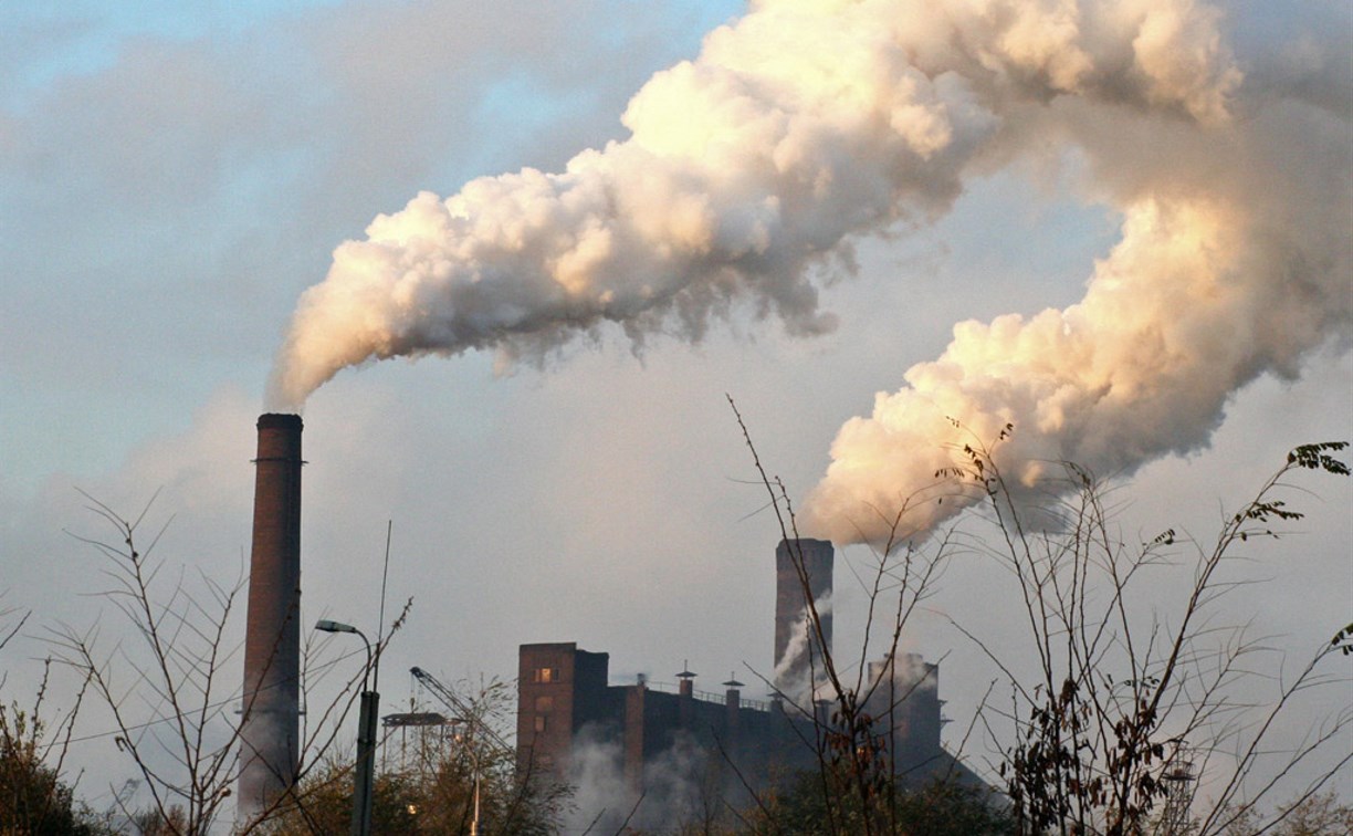 Выброс отходов в воздух. Загрязнение воздуха. Трубы завода. Фабрики загрязняют воздух. Выбросы в воздух.