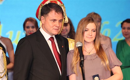 Владимир Груздев поздравил тульских выпускников-медалистов