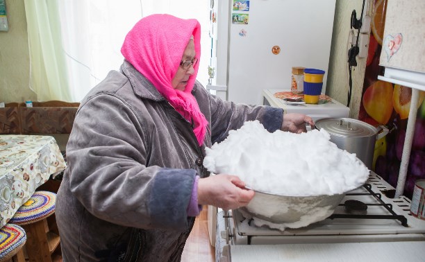 В деревне под Тулой месяц нет воды: пенсионеры топят снег