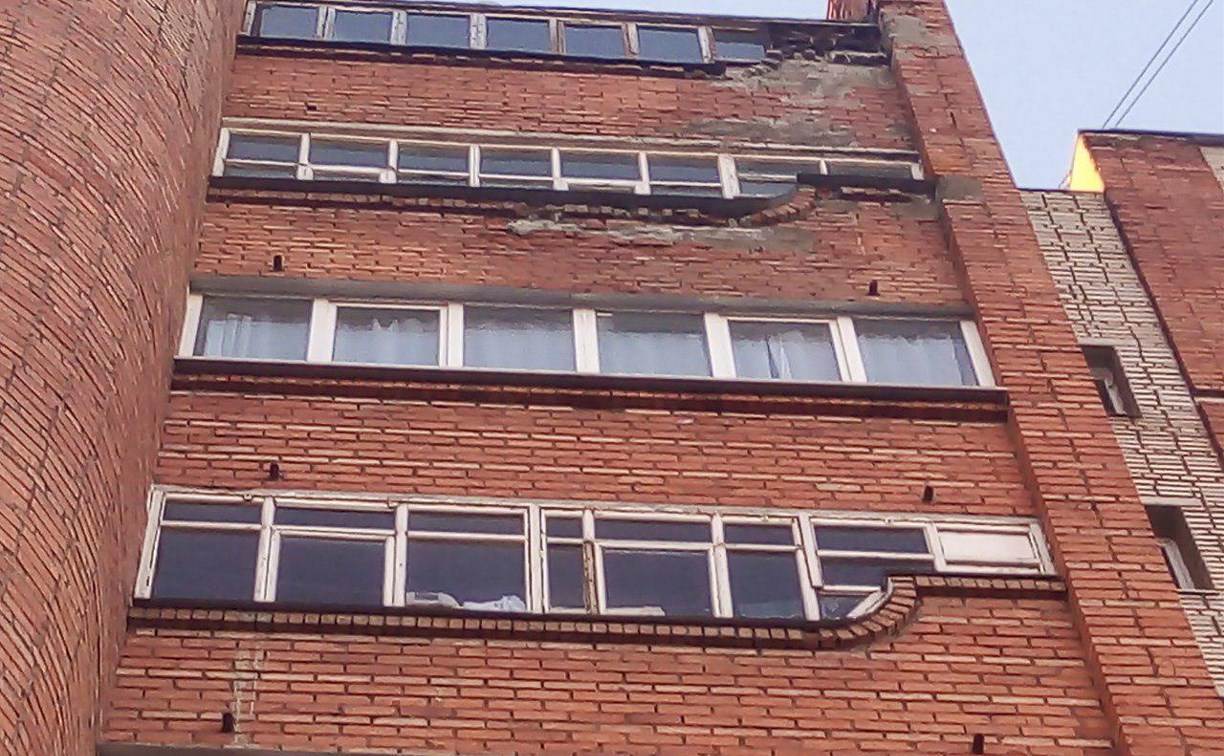 С фасада многоэтажки на улице Металлургов в Туле осыпаются кирпичи