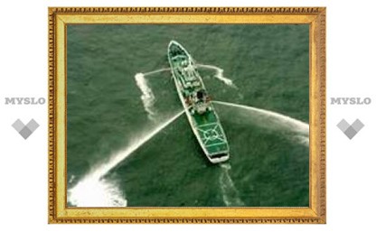 В Желтом море танкер столкнулся с краном - в море вылилось около 15 тысяч тонн нефти
