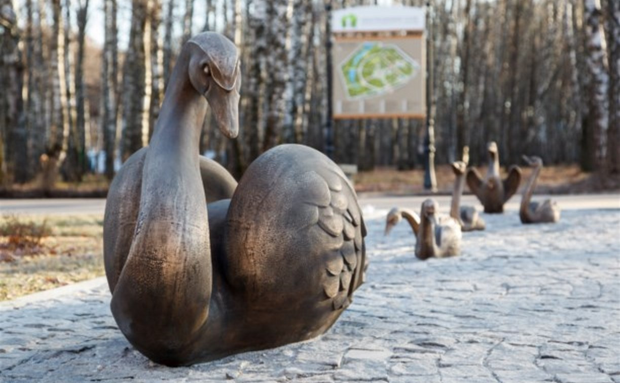 Центральный парк Тулы восстановит поврежденную скульптуру «Лебединое озеро»
