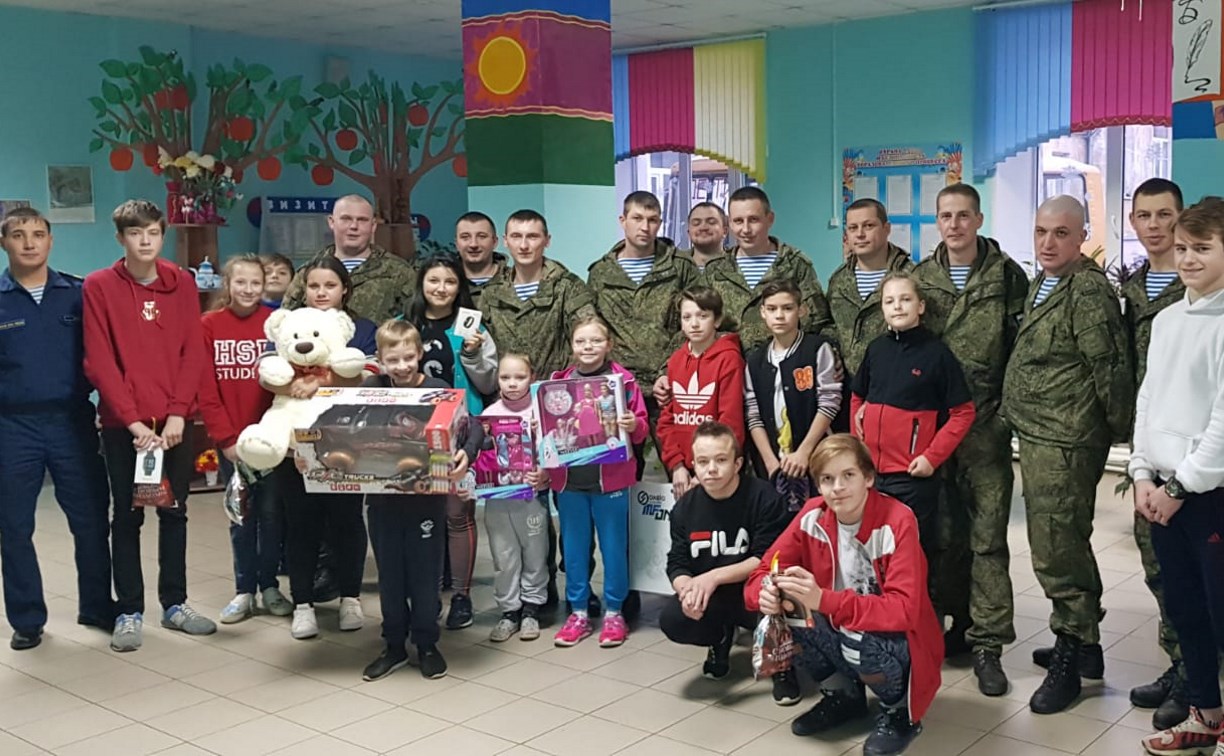 Тульские десантники поздравили детей-сирот с наступающим Новым годом
