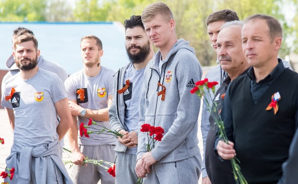 Футболисты «Арсенала» возложили цветы к мемориалу «Защитникам неба Отечества»