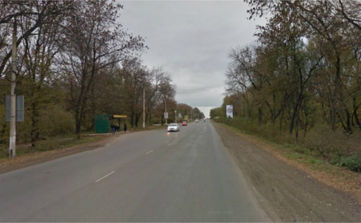 В Новомосковске полицейский сбил девушку на остановке