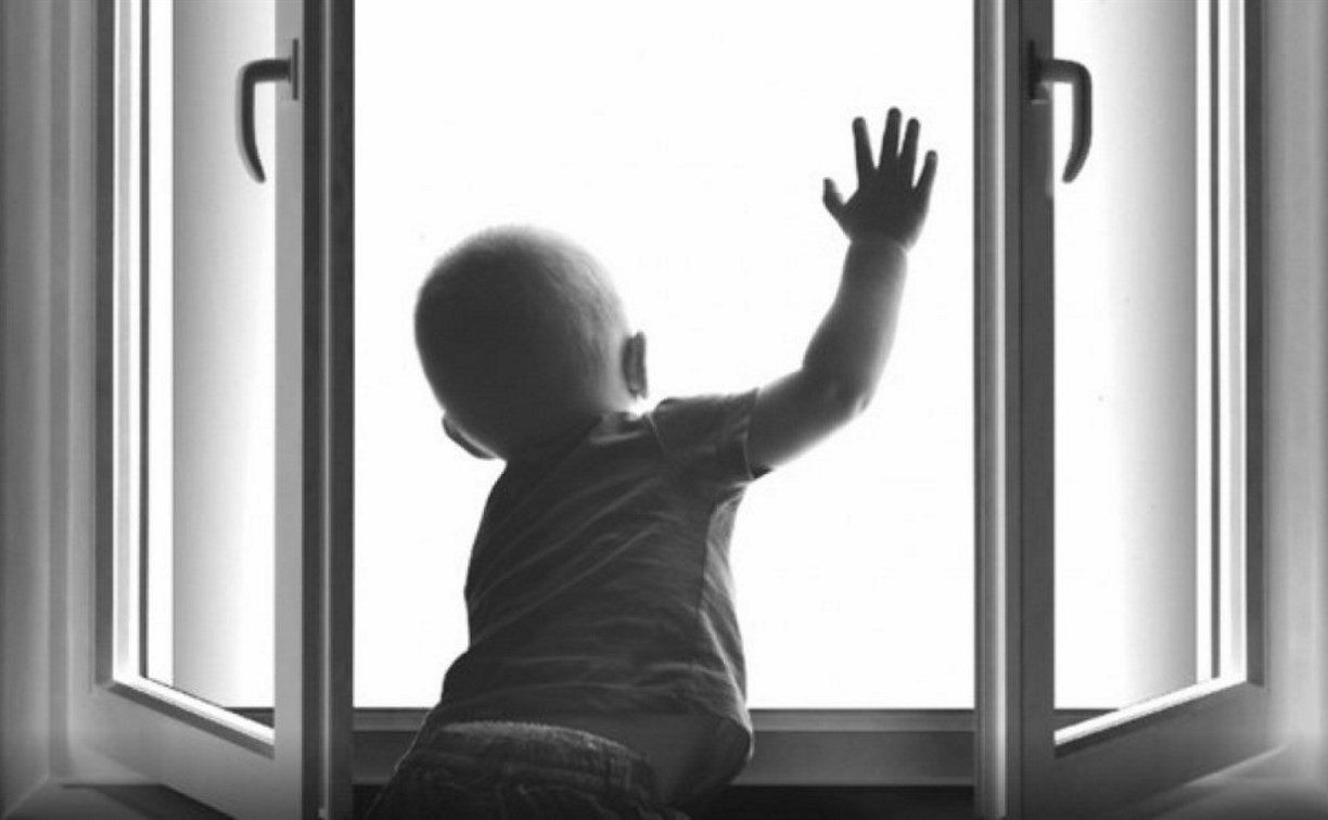 Как уберечь ребёнка от падения из окна: памятка для родителей