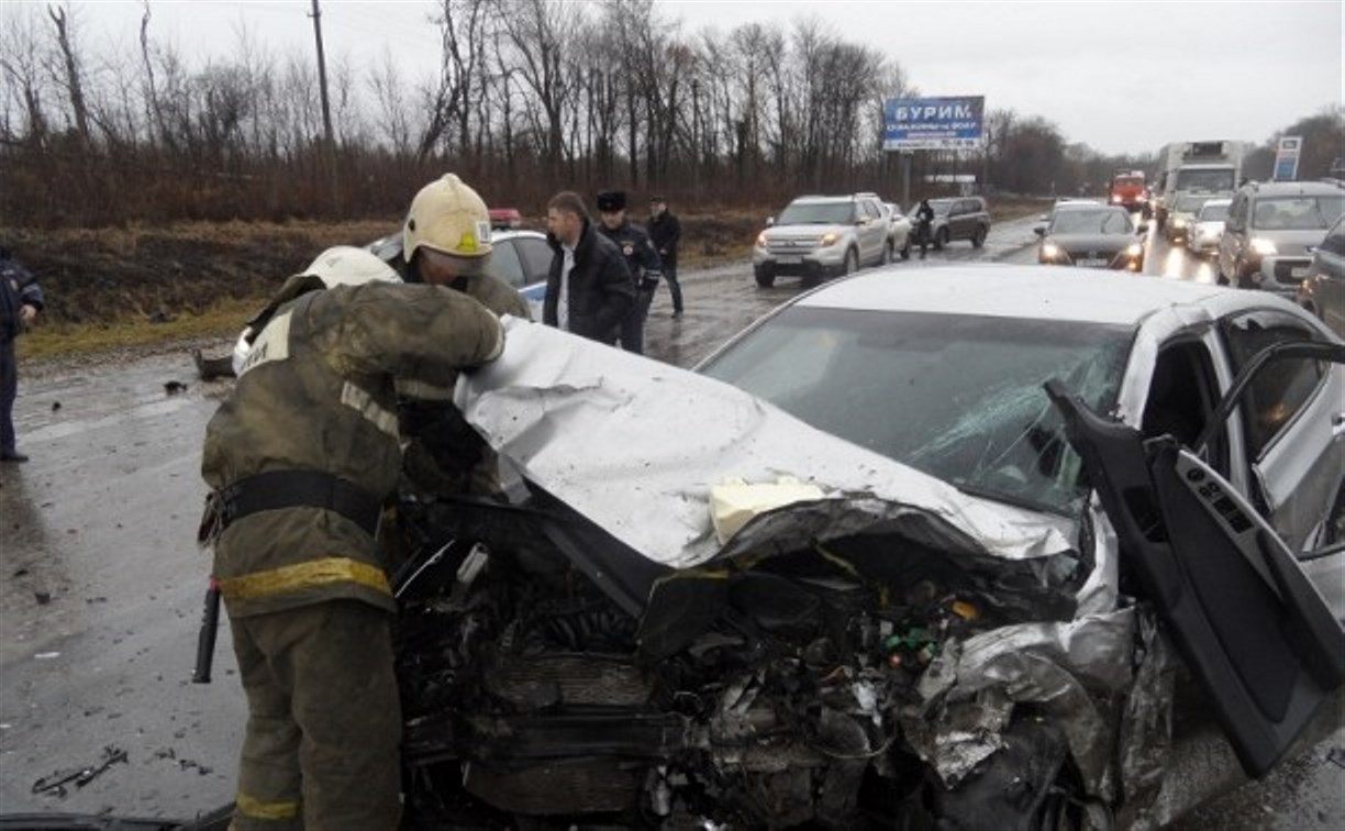 На Новомосковском шоссе в результате ДТП водитель оказался зажат в салоне автомобиля 