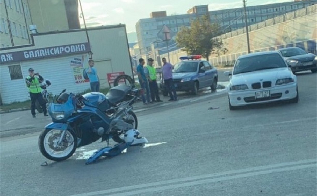 На улице Мосина в Туле столкнулись мотоцикл и BMW