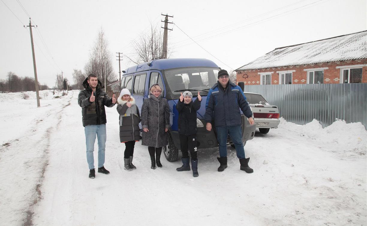 Губернатор Тульской области подарил автомобили трем многодетным семьям