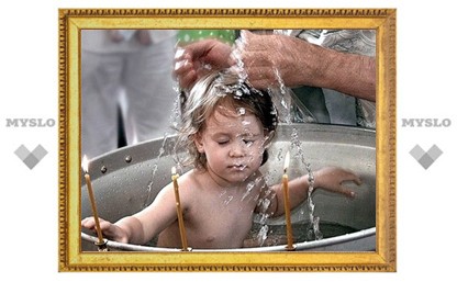 Детей из многодетной семьи крестили бесплатно