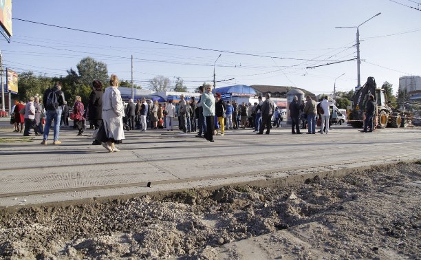 Из-за строительного мусора на остановке Мосина туляки ждут транспорт на трамвайных путях