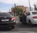 В центре Тулы водитель устроил драку на дороге: видео