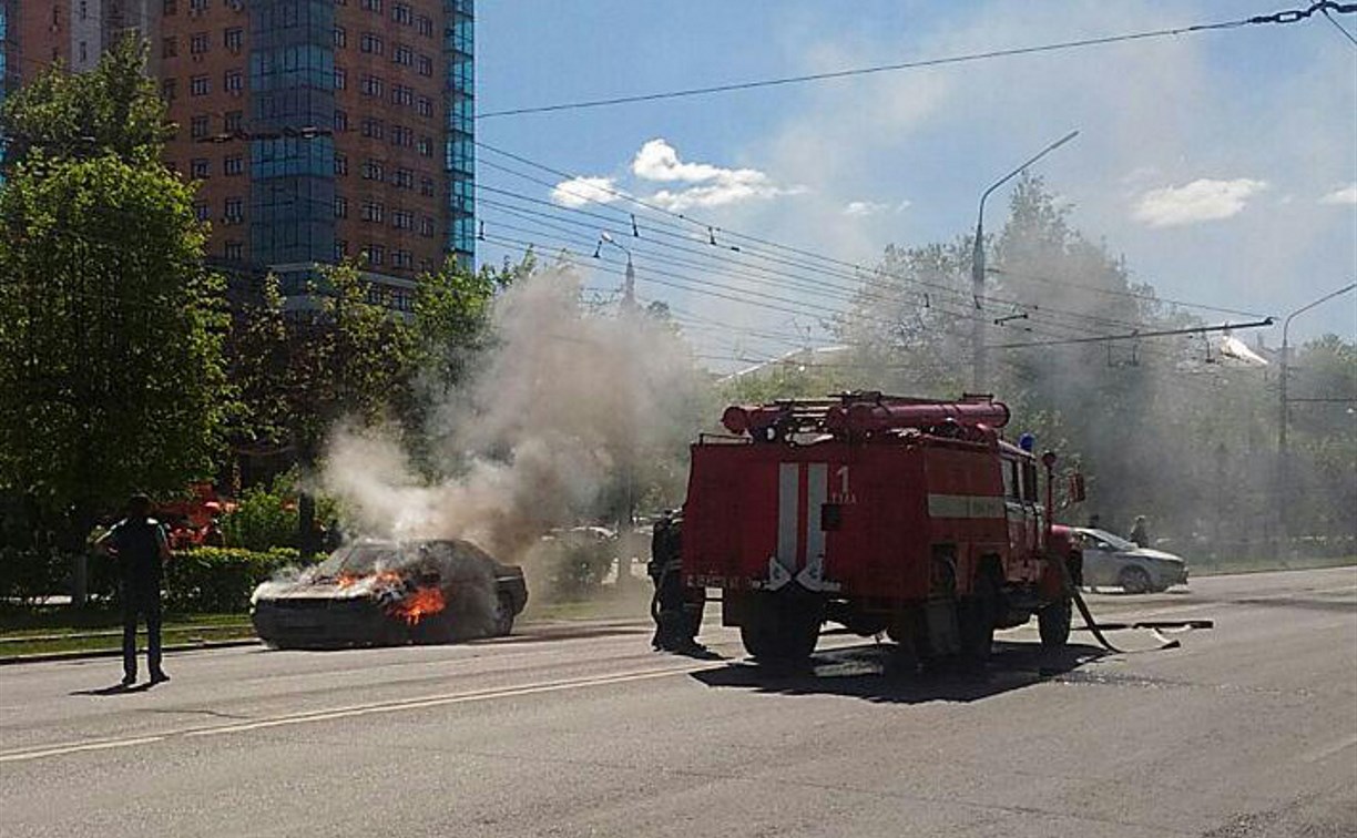 На проспекте Ленина в Туле на ходу загорелся автомобиль