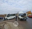 На Щекинском шоссе столкнулись микроавтобус и грузовик