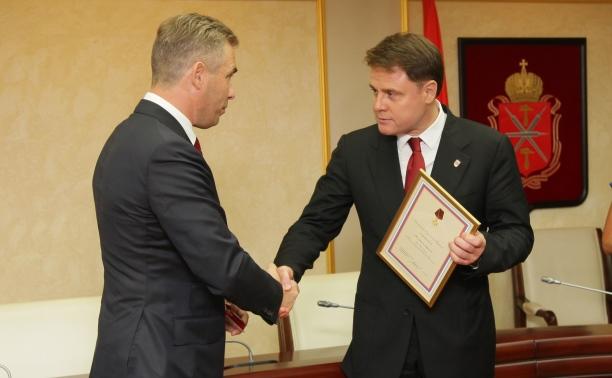Павел Астахов наградил Владимира Груздева медалью за заслуги перед детьми