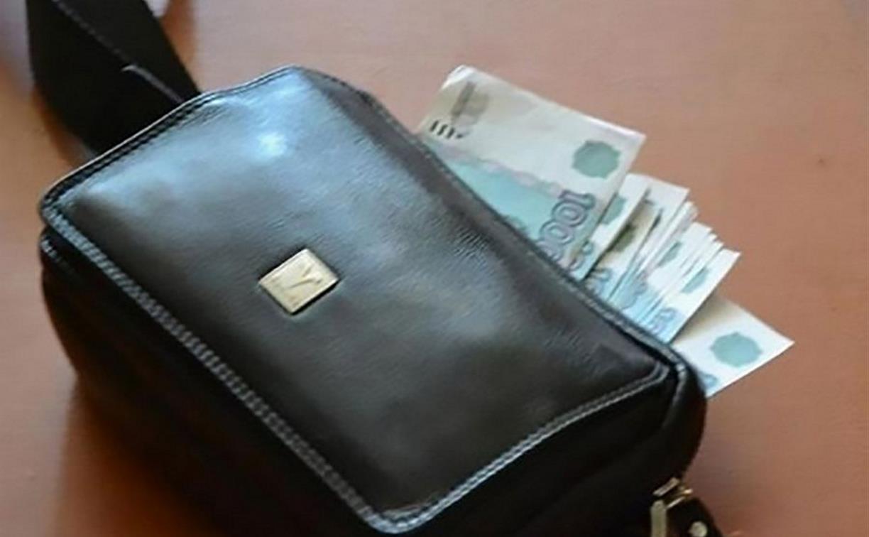 Деньги не пахнут: забывчивый туляк зашёл в туалет и лишился 107 тысяч рублей