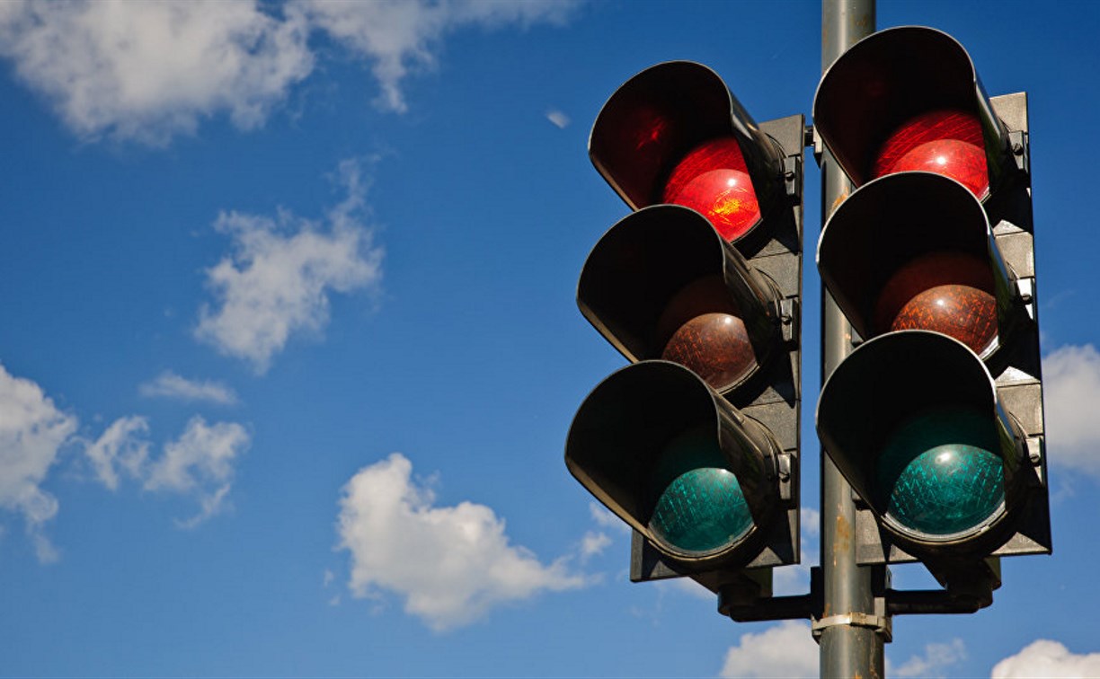 Светофор на пересечении улиц Макаренко и Седова будет работать по-новому