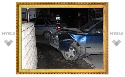 Пьяный водитель врезался в стену возле кафе
