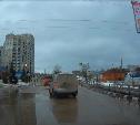«Накажи автохама»: водитель микроавтобуса на улице Кутузова проехал на красный