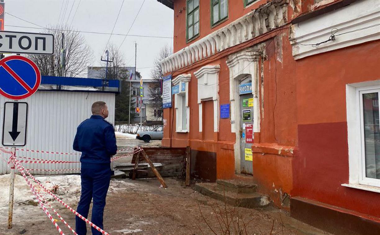 Обрушение части фасада старинного дома в Богородицке: прокуратура проведет проверку