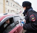 В Туле женщины-полицейские поздравили автомобилистов с 23 Февраля: фоторепортаж