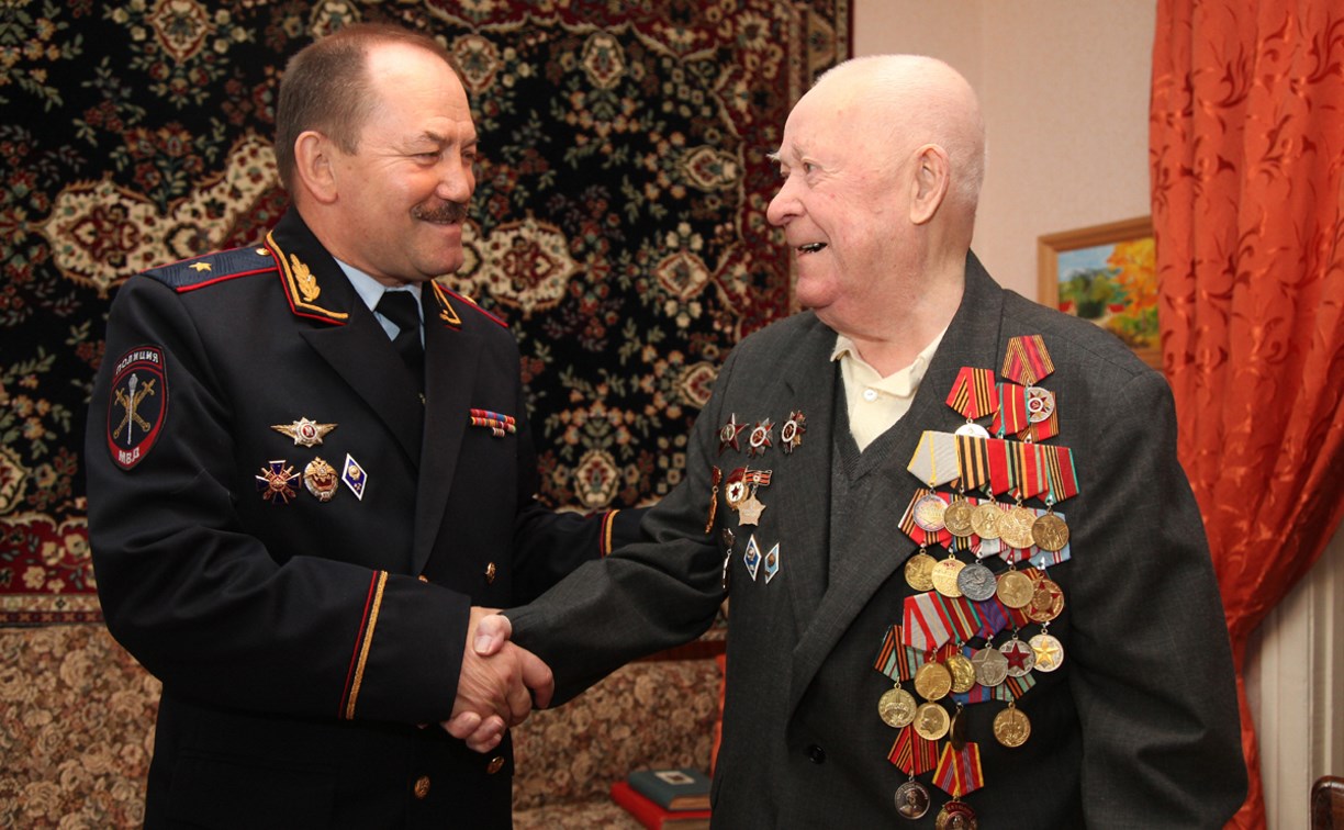 Глава тульской полиции посетил ветеранов Великой Отечественной войны и ОВД