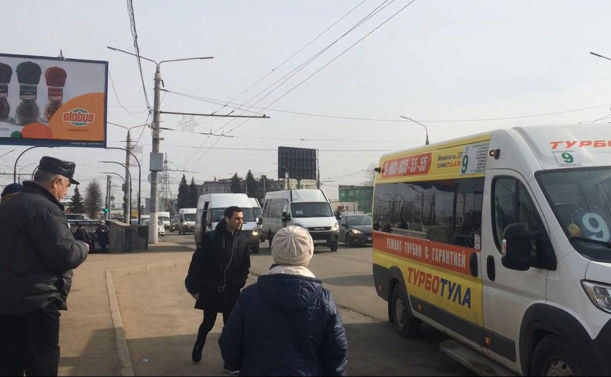Почему автобусы и маршрутки в Туле сажают пассажиров на проезжей части?