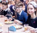 Роспотребнадзор предложил запретить школьникам проносить домашнюю еду в столовую