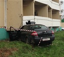 В Веневе автоледи на иномарке врезалась в жилой дом