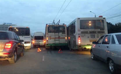 На проспекте Ленина столкнулись автобус, троллейбус и маршрутка