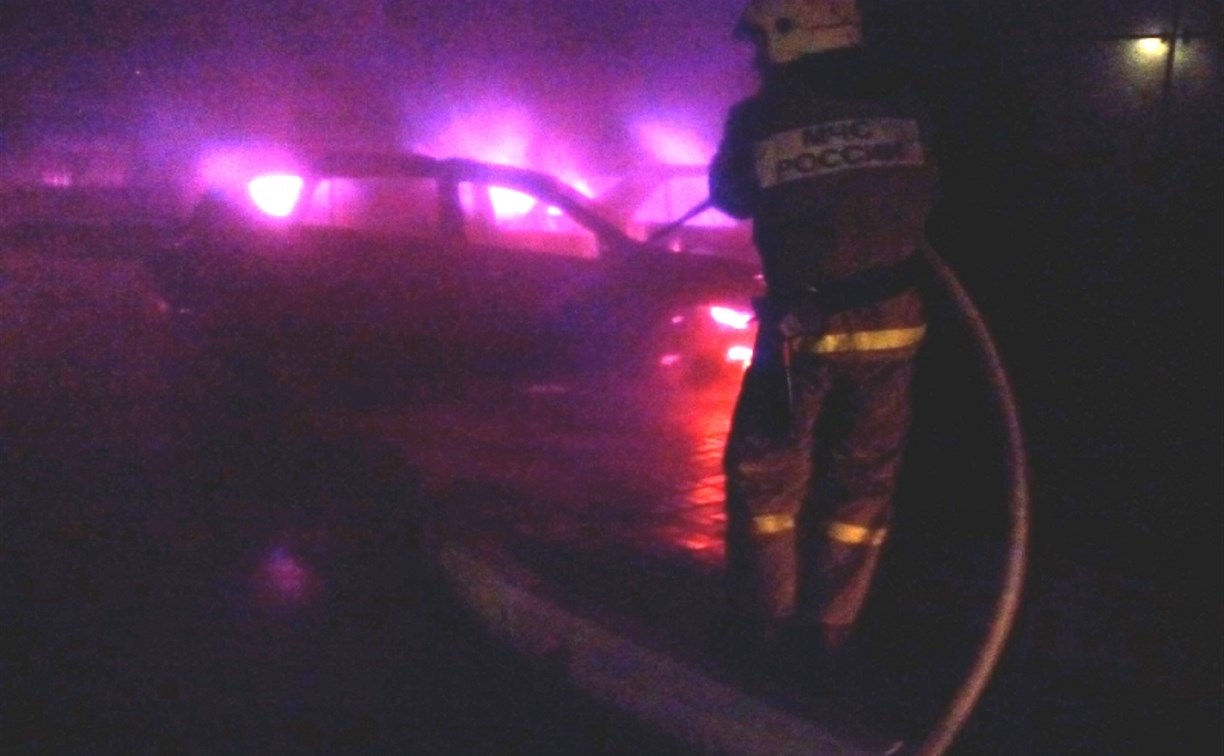 Пожар на ул. Демонстрации начался с автомобиля  «Мерседес»